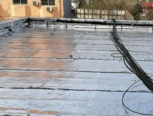 谢家集卫生间漏水维修公司分享下谢家集屋面楼顶防水刚性防水层施工要点。